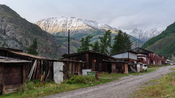 Karlı dağ tepe eski köyün arkasında.