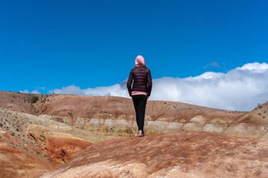 Kız arka planı kırmızı ve turuncu tepeler, dağlar ve kanyonlar