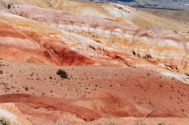 Kırmızı ve turuncu dağlar, tepeler ve kanyonlar manzara