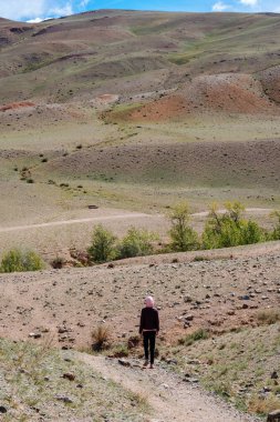 Kız bir bozkır, yatay hills, arka planı standları