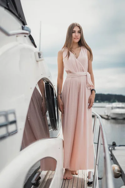 在码头的背景下 在船上的衣服女孩 — 图库照片