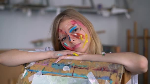 Porträtt Ung Attraktiv Konstnär Med Färg Hennes Ansikte Stödd Ett — Stockvideo