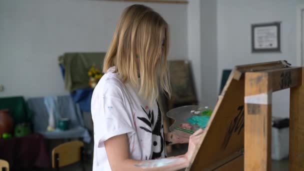 Ung Konstnär Tjej Med Ett Ansikte Och Kläder Färgen Målar — Stockvideo