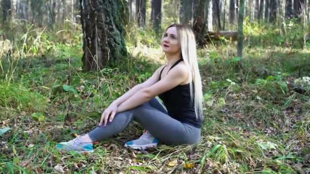 Joven Atleta Adulta Sienta Hierba Bosque — Vídeo de stock