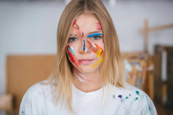 Portrait Young Attractive Artist Paint Her Face — Stock Photo, Image