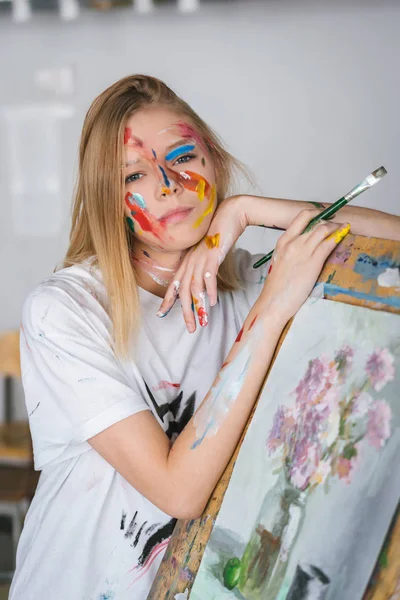 Young Attractive Artist Brush Her Hands Face Paint Stands Easel — Stock Photo, Image