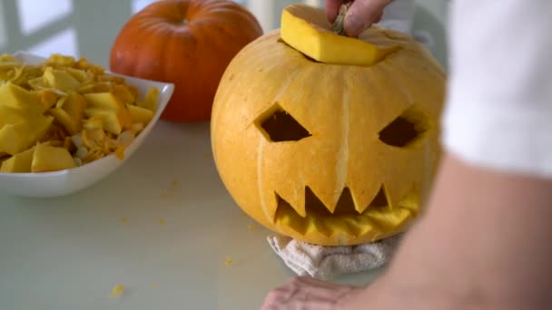 Prepara uma abóbora para o Halloween — Vídeo de Stock
