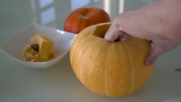 Male Hands Takes out the Insides of a Pumpkin — Stock Video