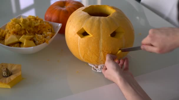 Prepares a Pumpkin for Halloween — Stock Video