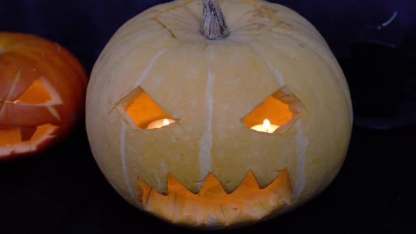 Zucca di Halloween con una candela all'interno — Video Stock