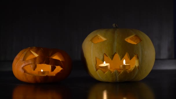 Explodiu velas em abóboras brilhantes para o Halloween — Vídeo de Stock