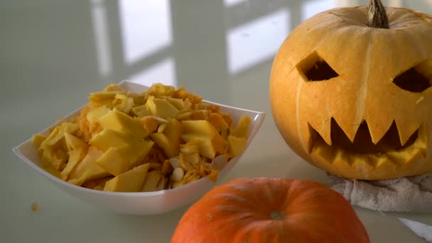 白いテーブルの上の黄色のハロウィンかぼちゃ — ストック動画