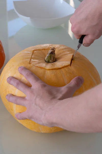 Hombre Corta Una Calabaza Para Halloween — Foto de Stock