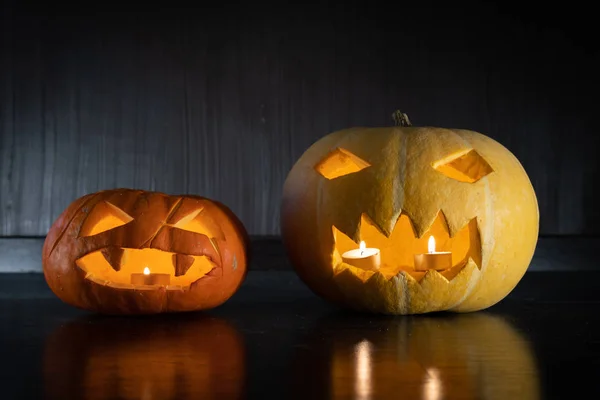 Dos Calabazas Halloween Una Habitación Oscura — Foto de Stock