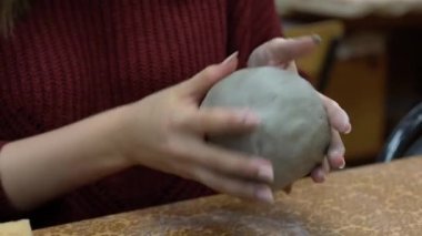 Clay bir kupa kızı sculpts yakın