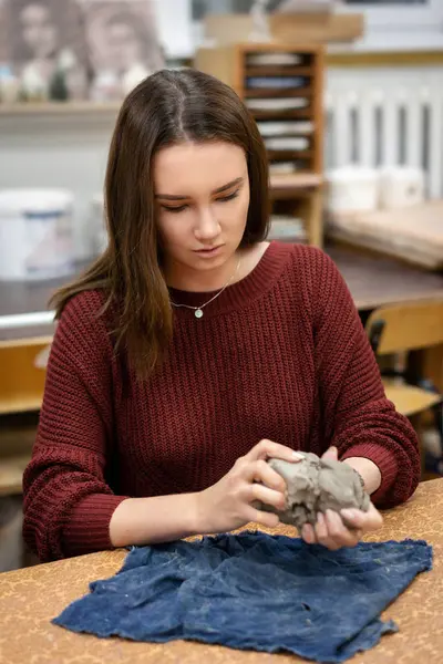 Clay bir kupa kızı sculpts yakın.