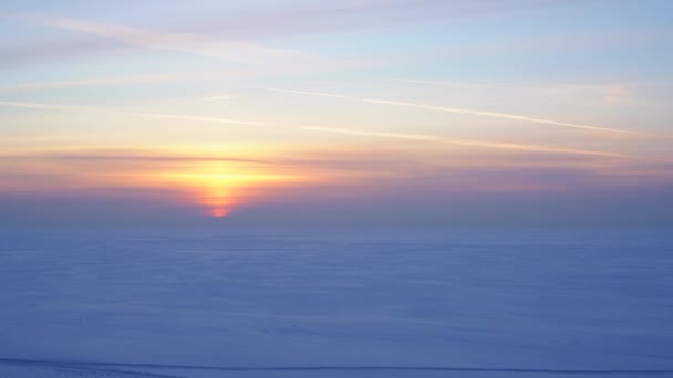 Beau coucher de soleil sur le champ neigeux sans fin 