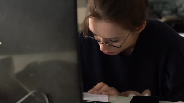 Menina Com Óculos Estudando Cuidadosamente Frente Laptop — Vídeo de Stock