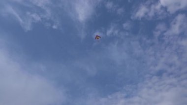 Bulutlar ile mavi gökyüzünde renkli uçurtma