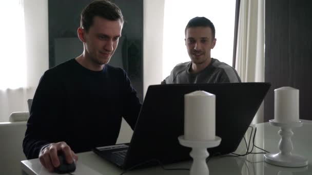 Dois Jovens Trabalham Com Laptop Desfrutam Sucesso — Vídeo de Stock