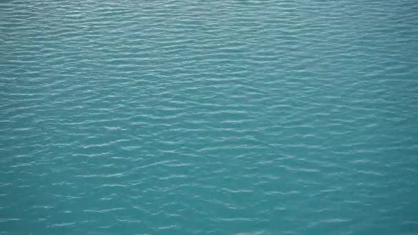 Leuchtend Blaue Wasseroberfläche Aus Nächster Nähe — Stockvideo