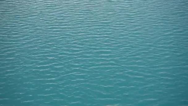 Surface de l'eau bleu vif de près 