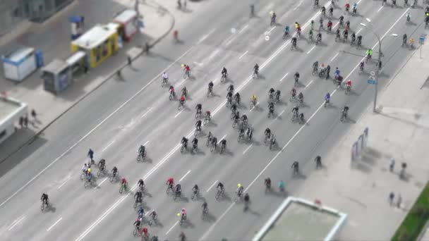 Birçok Bisikletçi Yol Boyunca Binmek Yukarıdan Eğik Vites Çekimi Sokakta — Stok video