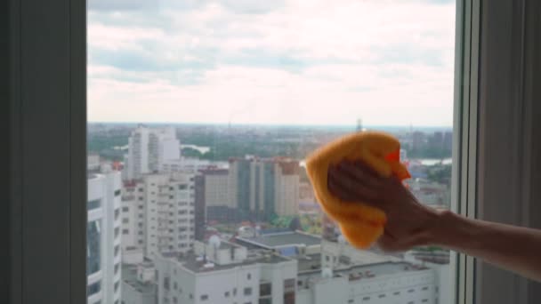 男性手用抹布在城市特写背景上用抹布冲了一扇窗户 — 图库视频影像
