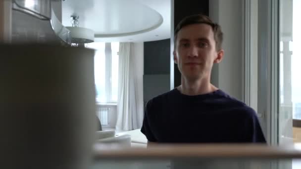 Νεαρός Άντρας Ανοίγει Την Πόρτα Του Ψυγείου Παίρνει Γιαούρτι Και — Αρχείο Βίντεο