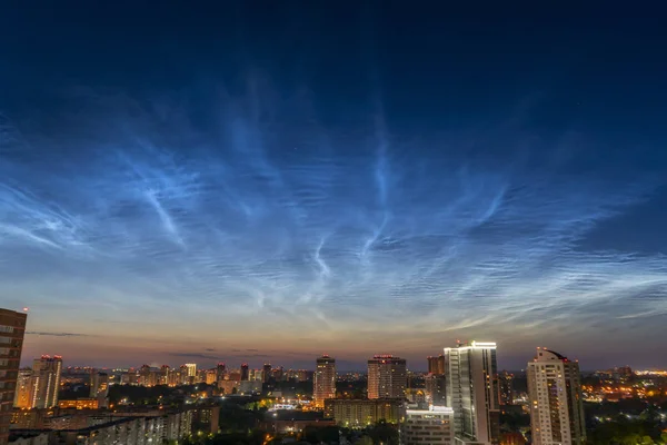 Gyönyörű Éjszakai Égbolton Város Felett Felhők Hogy Benyomást Mintha Víz Jogdíjmentes Stock Fotók