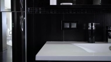 Modern siyah banyo iç lavabo. Slayt yakın video.
