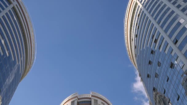 Cielo Azul Claro Entre Casas Altas Vista Abajo Hacia Arriba — Vídeos de Stock