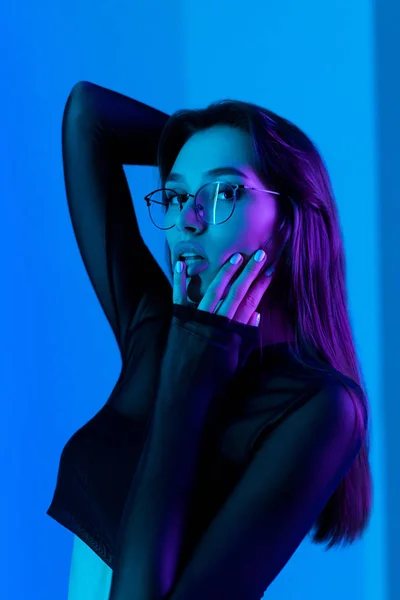 Potret Seorang Gadis Menarik Dengan Kacamata Lampu Biru Neon — Stok Foto