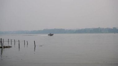 Tekne hızla nehirde yüzen.