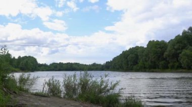 Mavi gökyüzü altında bankalar sol ile nehir.