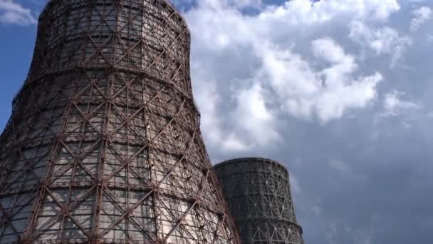 Torres Resfriamento Usinas Térmicas Fundo Nuvens Voando Rapidamente Céu Azul — Vídeo de Stock