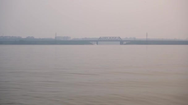 Superfície Água Rio Contra Fundo Cidade Ponte Nevoeiro — Vídeo de Stock