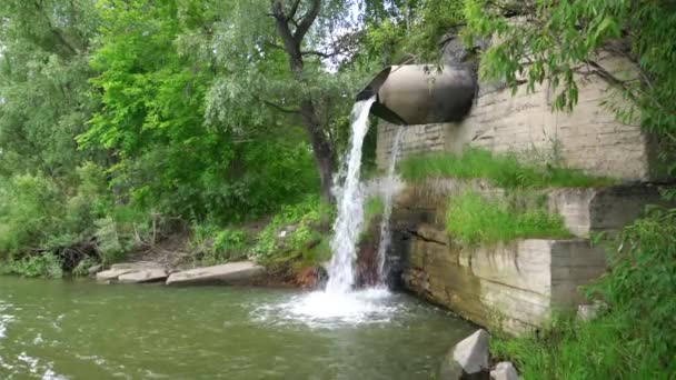 パイプからの水は川に排出される — ストック動画