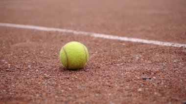 Tenis topu kortta yakın çekim, elle çekim yalan.