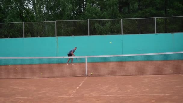 Een Beginner Tennisspeler Dribbels Het Hof — Stockvideo