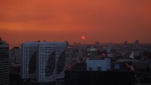 Puesta Sol Naranja Smog Sobre Ciudad Vídeo Mano — Vídeo de stock