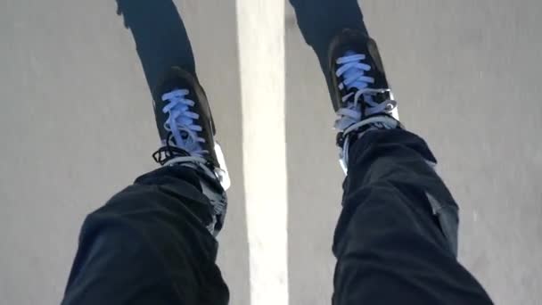 Close Patins Rolo Equitação Vista Primeira Pessoa — Vídeo de Stock