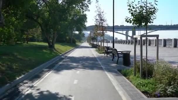 Прогулка Велосипедной Дорожке Вдоль Набережной Вид Первого Лица — стоковое видео