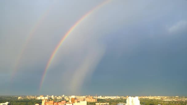 Δύο Ουράνια Τόξα Στον Ουρανό Πάνω Από Την Πόλη — Αρχείο Βίντεο