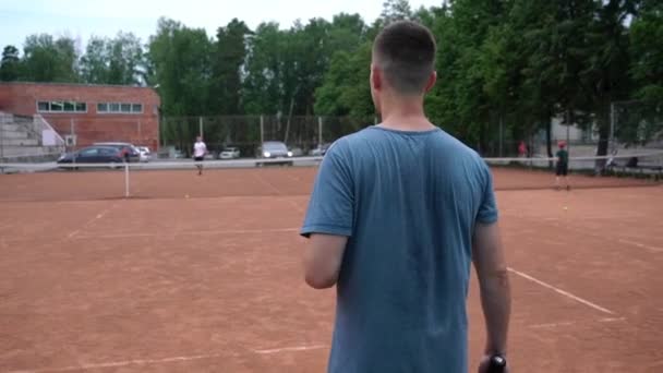 Ένας Τενίστας Στέκεται Στο Γήπεδο Ένα Βρεγμένο Μπλουζάκι — Αρχείο Βίντεο