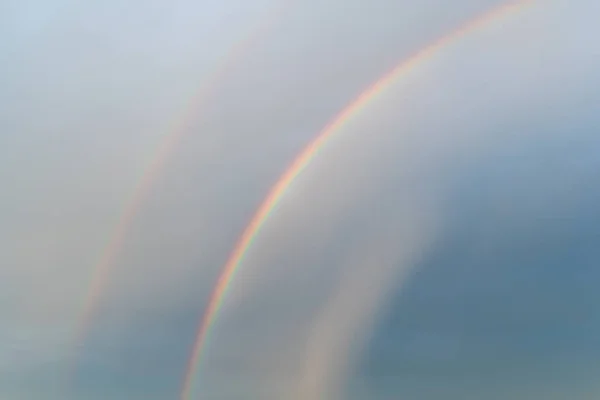 Due Arcobaleni Nel Cielo Blu — Foto Stock