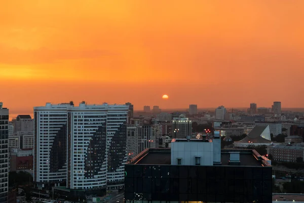 Oranžový Západ Slunce Smogu Přes Večerní Město — Stock fotografie