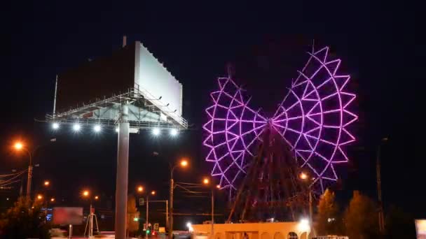 Rueda Ferris Con Iluminación Nocturna Junto Carretera Cartelera Vacía — Vídeos de Stock