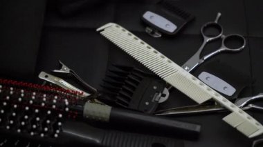 Siyah arkaplanda kuaför araçları.