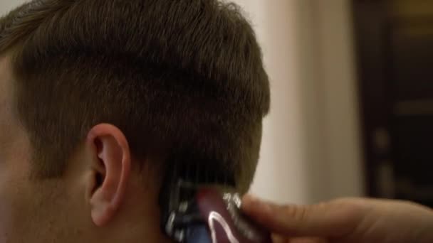 Friseur Schneidet Mann Mit Haarschneidemaschine Nahaufnahme — Stockvideo